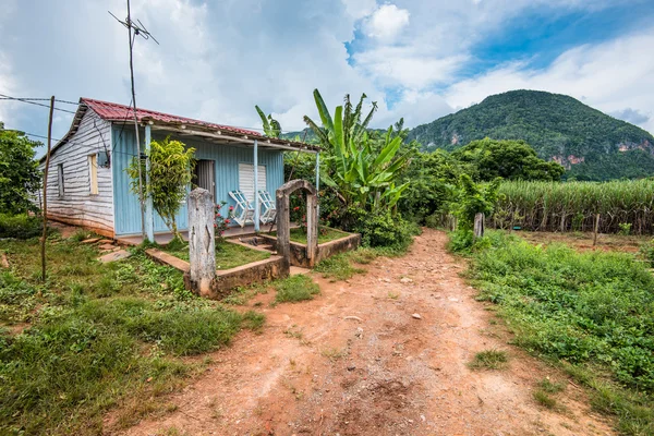 Houten landbouwer huis in dorp Viñales in Cuba. — Stockfoto