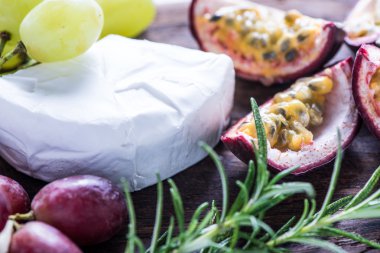 İncir ve ceviz ile taze peynir