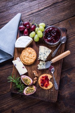 Koltuğuna cranbery kraker yılları arasında görev yapmıştır