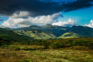 Bulutlu dramatik gökyüzü yüksek tepe tropikal Hills