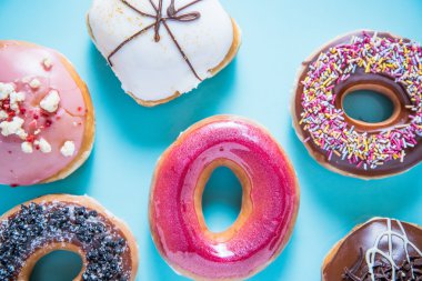 Mavi arka plan üzerinde canlı esnaf çörek