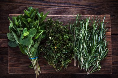 Ahşap tahta üzerinde Bahçe taze otlar