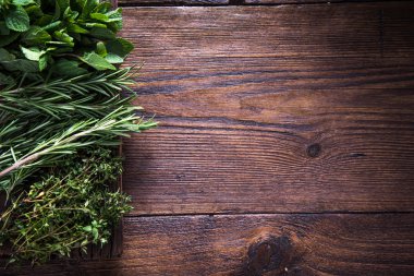 ahşap zemin üzerinde taze aromatik bitkiler
