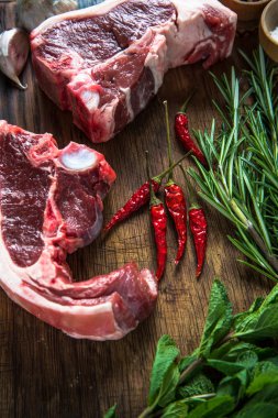 Taze kuzu pirzolası baharatlar ile