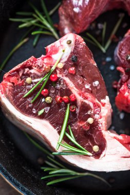 Taze biberiye bitki ile ham kuzu pirzolası