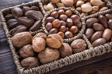 Sepette karışık bütün fındık