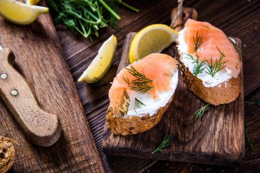 Yönetim kurulu hizmet üzerinde süzme peynir ile sağlıklı somon