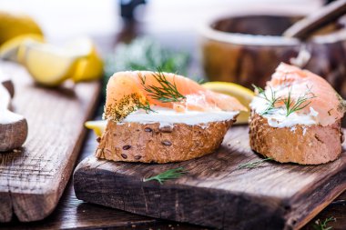 Taze ekmek peynir ve dereotu ile somon füme