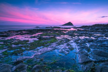Dusk veya Güney Batı İngiltere'de, Wembury kayalık plaj şafakta.