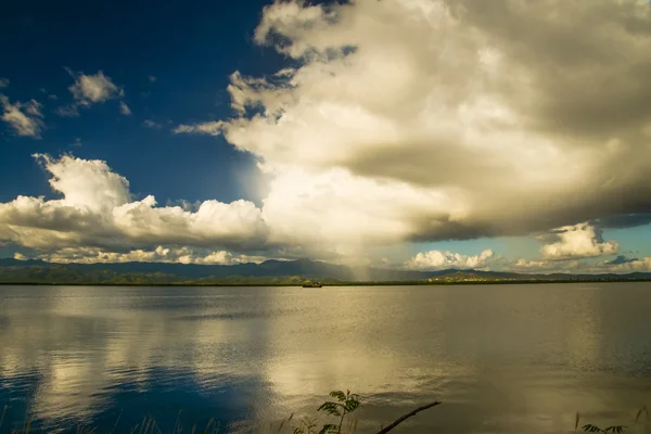 Nuvole sul lago riflessione in acqua — Foto Stock