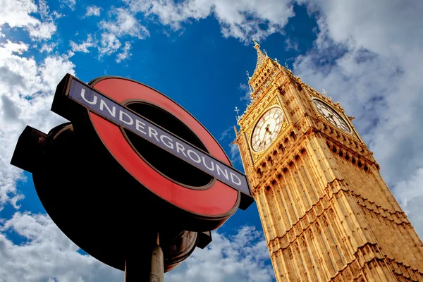 Famoso sinal de metro de Londres e Westminster Parlamento em blu — Fotografia de Stock