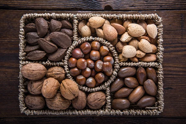 Mencampur seluruh kacang dalam keranjang — Stok Foto