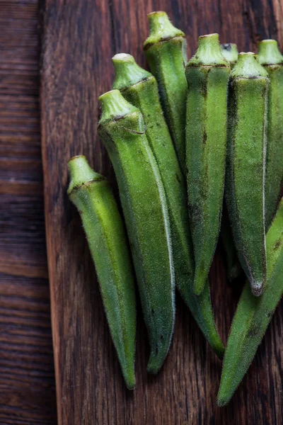 Verse okra op houten bord — Stockfoto