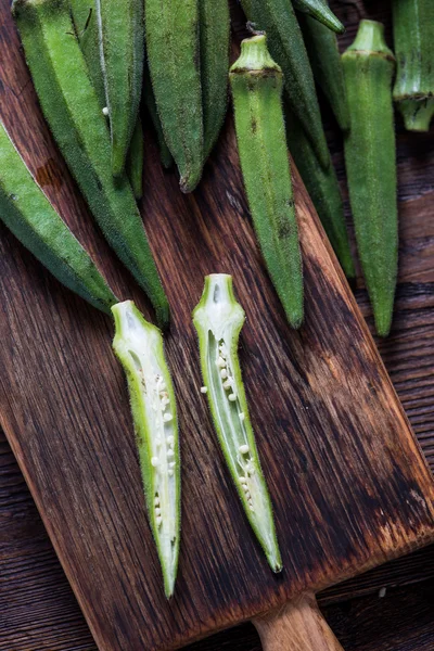 Ferme okra frais sur planche en bois — Photo