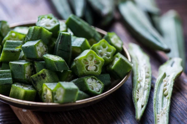 Ferme okra frais sur planche en bois — Photo