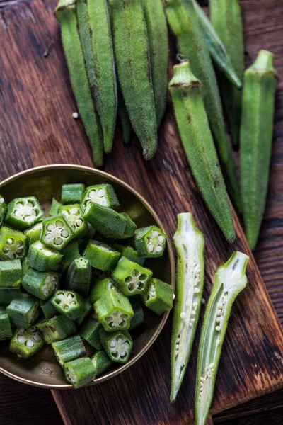 Gården färsk okra, träplatta — Stockfoto