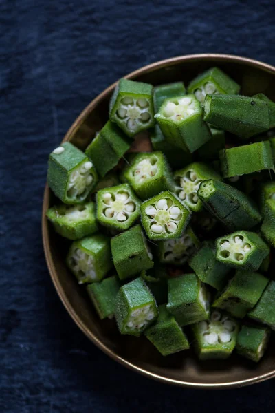 Gesneden verse okra van bovenaf — Stockfoto