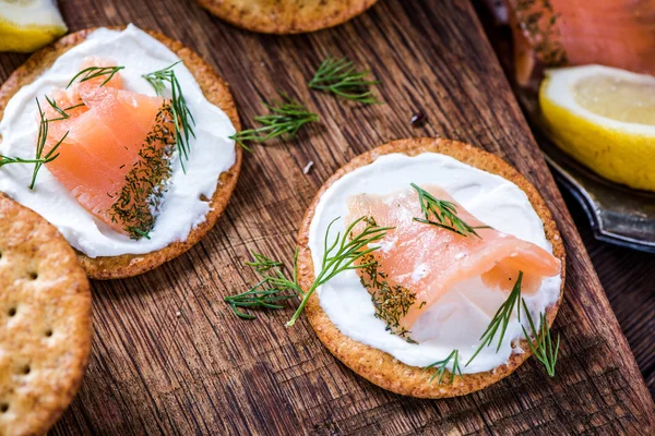 Oat crackers with smoked salmon and cottage cheese — Stock Photo, Image