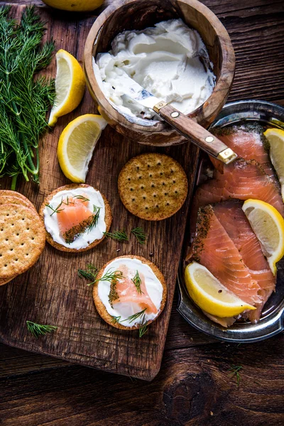 Almuerzo saludable salmón ahumado con requesón — Foto de Stock