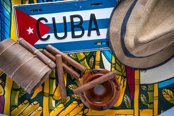 Viajar a Cuba concepto, sombrero, cigarros y bandera —  Fotos de Stock