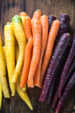 Gökkuşağı havuç ahşap tahta üzerinde