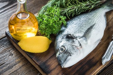 Taze deniz balık ve otlar