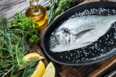 Taze deniz balığı tavada