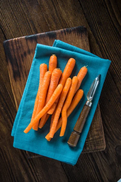Jeruk hias wortel pada kain biru — Stok Foto