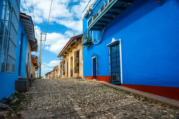 Viviendas coloniales vibrantes en la calle en Trinidad, Cuba —  Fotos de Stock