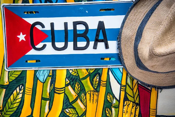 キューバの国旗と活気のある背景に麦わら帽子 — ストック写真