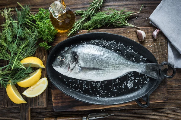 Свежая морская рыба в сковороде — стоковое фото