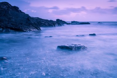 Gün batımında sahilde sakin zaman atlamalı