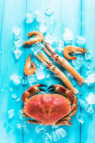 나무 파란 backgound에 다채로운 바다 음식 — 스톡 사진