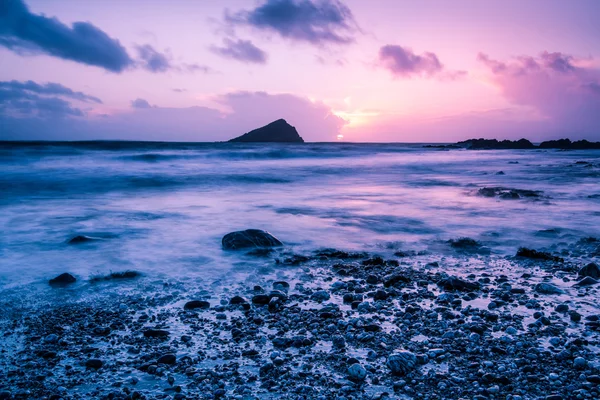 Ağır çekim dalgaları kayalık plaj — Stok fotoğraf
