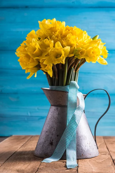 Świeży żonkile w starym stylu rustykalnym wazon — Zdjęcie stockowe