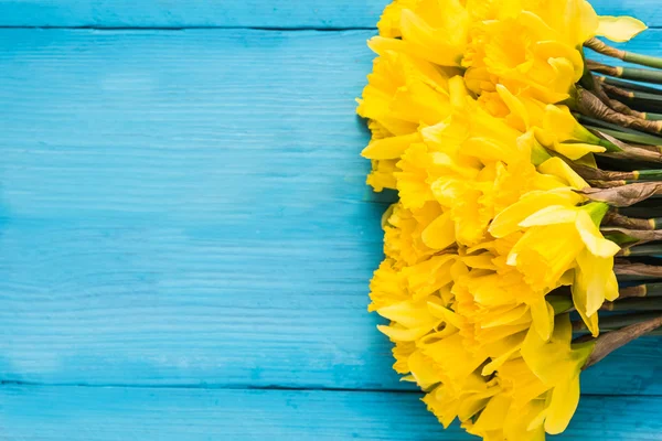 Narcisos sobre fondo de madera — Foto de Stock