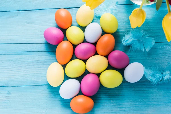 Birçok canlı ahşap tablo easter yumurta renkli — Stok fotoğraf