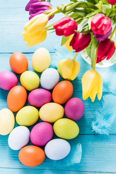 Lale ile pastel renklerde Paskalya yumurtaları — Stok fotoğraf