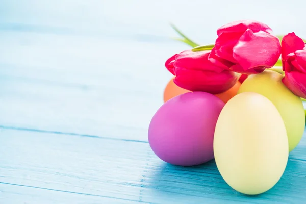 Œufs de Pâques aux couleurs pastel avec tulipes — Photo