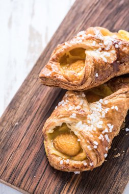 Taze kayısı kruvasan