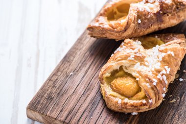 Taze kayısı kruvasan