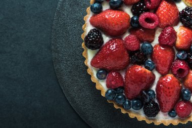 Yukarıdan ev yapımı berry ve kremalı tart