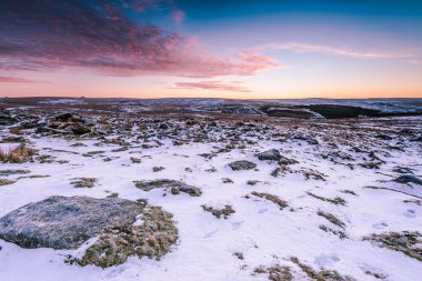 Güneş doğarken granit tepelerde kar