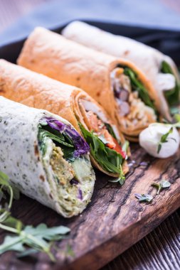 Meksika burrito ahşap tahta üzerinde