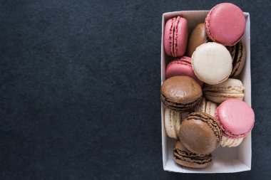 Macarons koyu arka plan üzerinde
