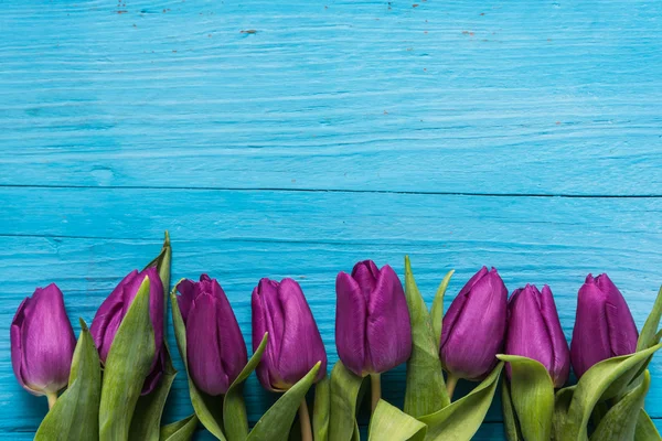 Tulipany świeże kwiaty na drewnianym stole — Zdjęcie stockowe