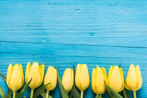 Flores de tulipanes frescos sobre mesa de madera — Foto de Stock