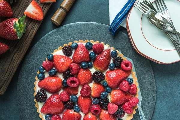 Portie verse rijpe vruchten taart — Stockfoto