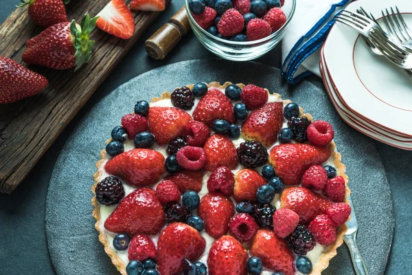 Ronde van de zomer de cake van het fruit van bessen — Stockfoto