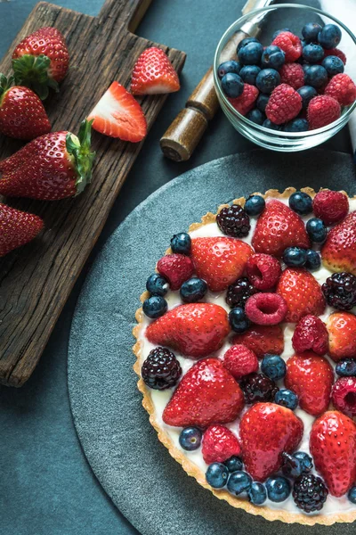 Ronde van de zomer de cake van het fruit van bessen — Stockfoto